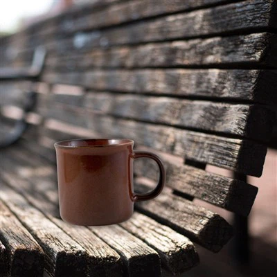 Caneca de esmalte reativo em grés marrom cesta tecida