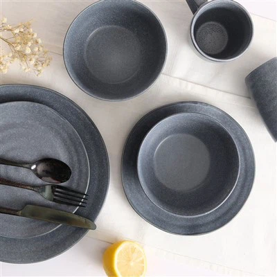 Conjunto de louças para uso diário em grés terra cinza faixa ondulada